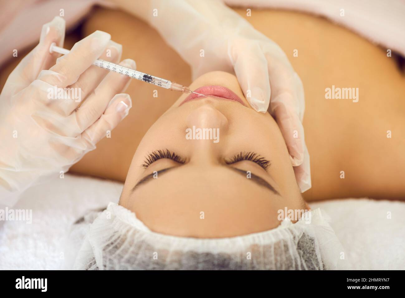 Giovane donna che riceve l'iniezione per le labbra di parapetto alla clinica di medicina estetica Foto Stock