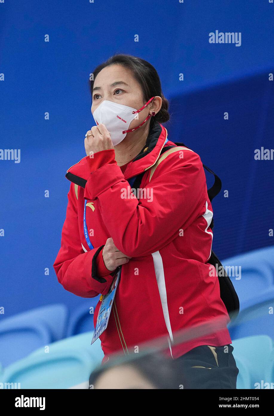 Pechino, Cina. 12th Feb 2022. Li Yan, allenatore capo della squadra di pattinaggio di velocità della Cina e presidente della Chinese Skating Association, allieta gli atleti della Cina durante il quarterfinale di inseguimento di squadra delle donne di pattinaggio di velocità al National Speed Skating Oval a Pechino, capitale della Cina, 12 febbraio 2022. Credit: Xiong Qi/Xinhua/Alamy Live News Foto Stock