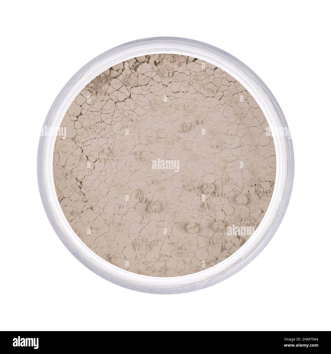 rotto crumbled naturale beige polvere compatta isolato su sfondo bianco a Foto Stock
