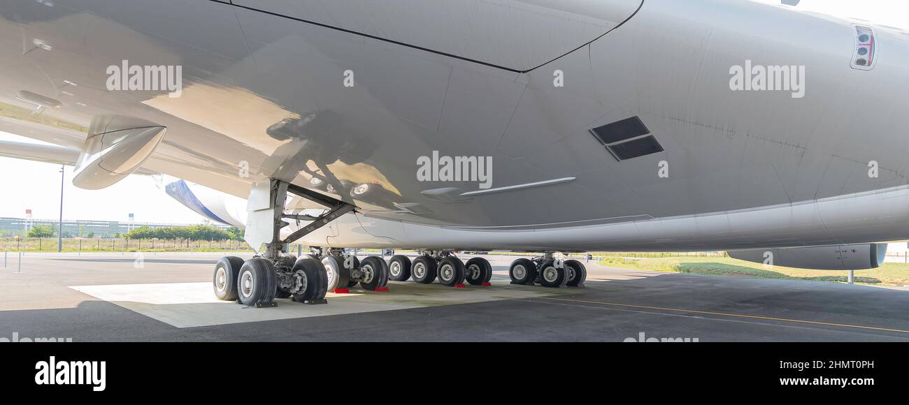 Carrello di atterraggio di un aereo sul asfalto. Foto Stock