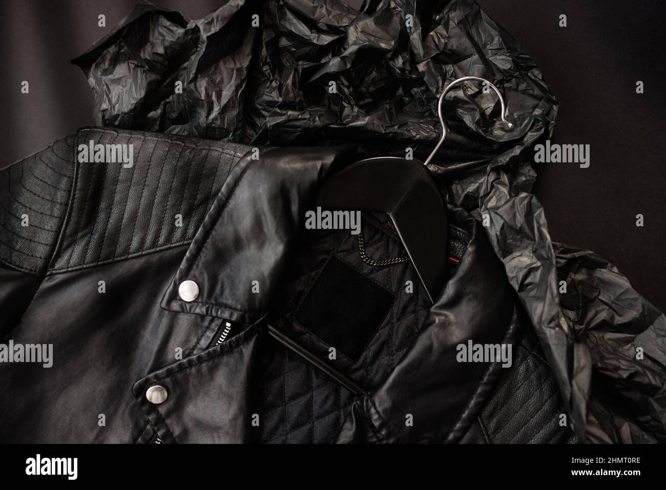 Mockup etichetta vuota per posizionare un logo su una giacca nera da uomo di mezza stagione Foto Stock