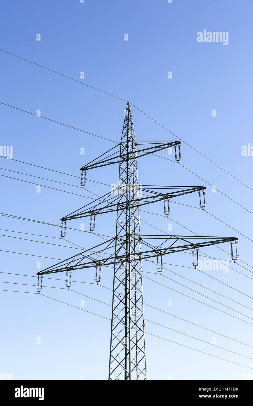 Pilone dell polo di potenza ad alta tensione contro il cielo blu Foto Stock