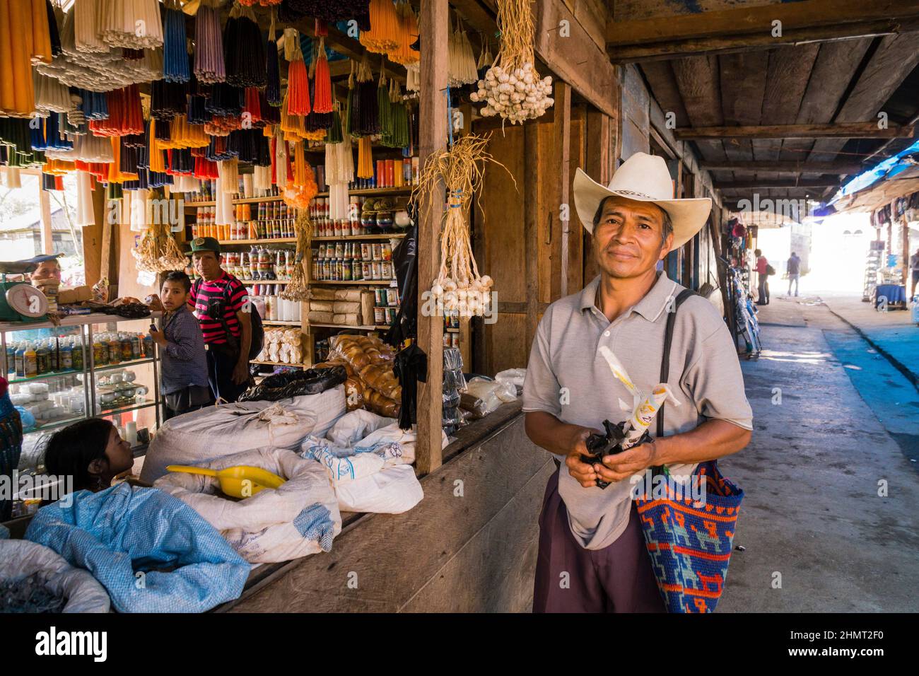 Tienda de velas y ofrendas, Lancetillo, La Parroquia, zona Reyna, Quiche, Guatemala, America Centrale Foto Stock