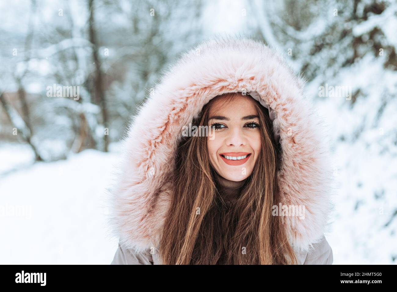 Ritratto all'aperto di una giovane donna in giacca invernale in pelliccia Foto Stock