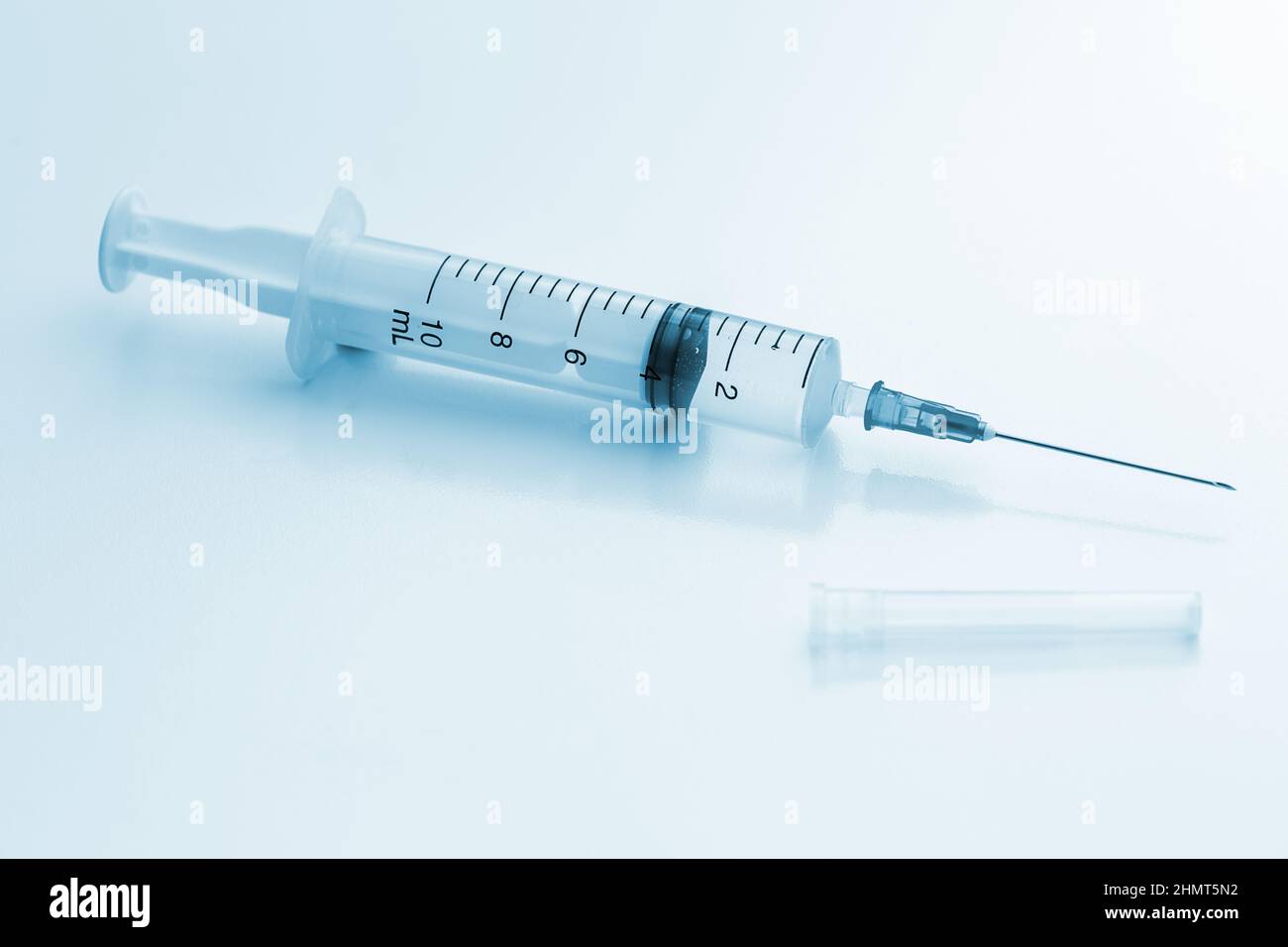 siringa monouso con cannula per iniezione Foto Stock