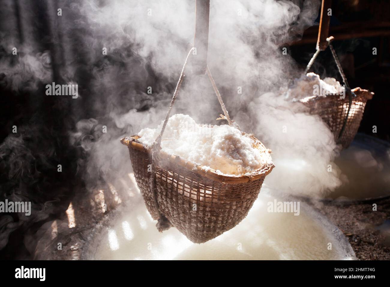 Antico metodo di bollire salamoia in sale puro a Bo Kluea, Nan, Thailandia. Foto Stock