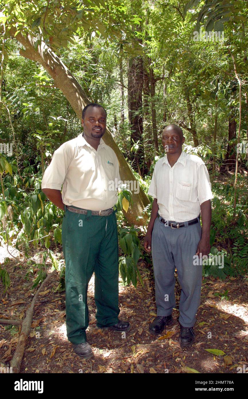 CUSTODI JAMES MUTUA (L) E STEPHEN TUEI (R) PRESSO IL SANTUARIO DEL PARCO HALLER. IL SANTUARIO OSPITA IL BAMBINO HIPPO OWEN CHE È STATO SEPARATO DALLA MADRE DURANTE IL GIORNO DI PUGILATO TSUNAMI E SALVATO E REHOMED AL SANTUARIO DI MOMBASSA, KENYA. HA COLPITO UN RAPPORTO MADRE-FIGLIO SURROGATO STUPEFACENTE CON MZEE DI 130 ANNI, UNA TARTARUGA GIGANTE. MOMBASSA. KENYA. IMMAGINE: GARYROBERTSPHOTO.COM Foto Stock