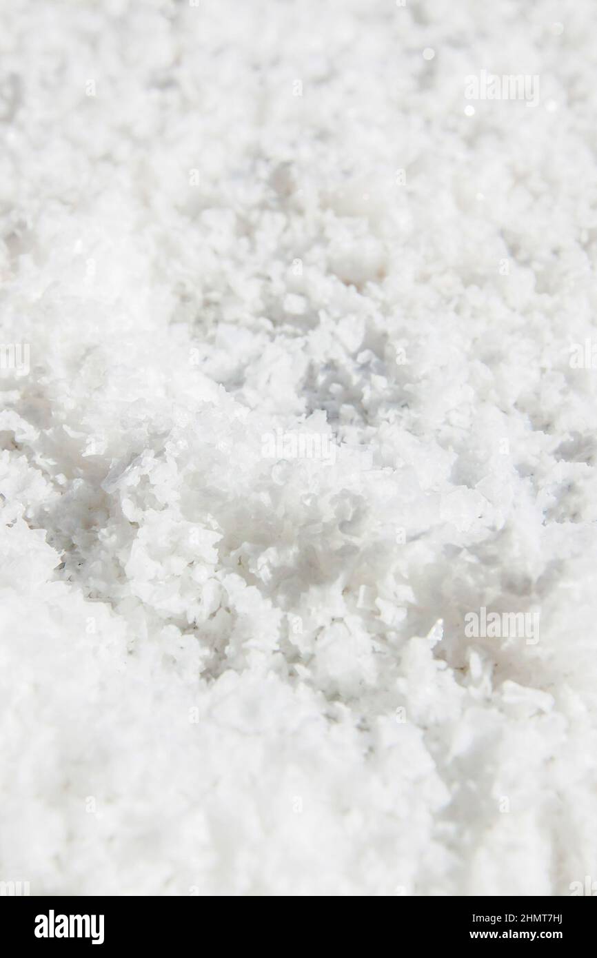 Sale di cristalli bianchi puri, sale di roccia sul tavolo per essiccazione naturale. Produzione tradizionale di sale di roccia di Bo Kluea, Nan, Thailandia. Vista dall'alto, primo piano. Foto Stock