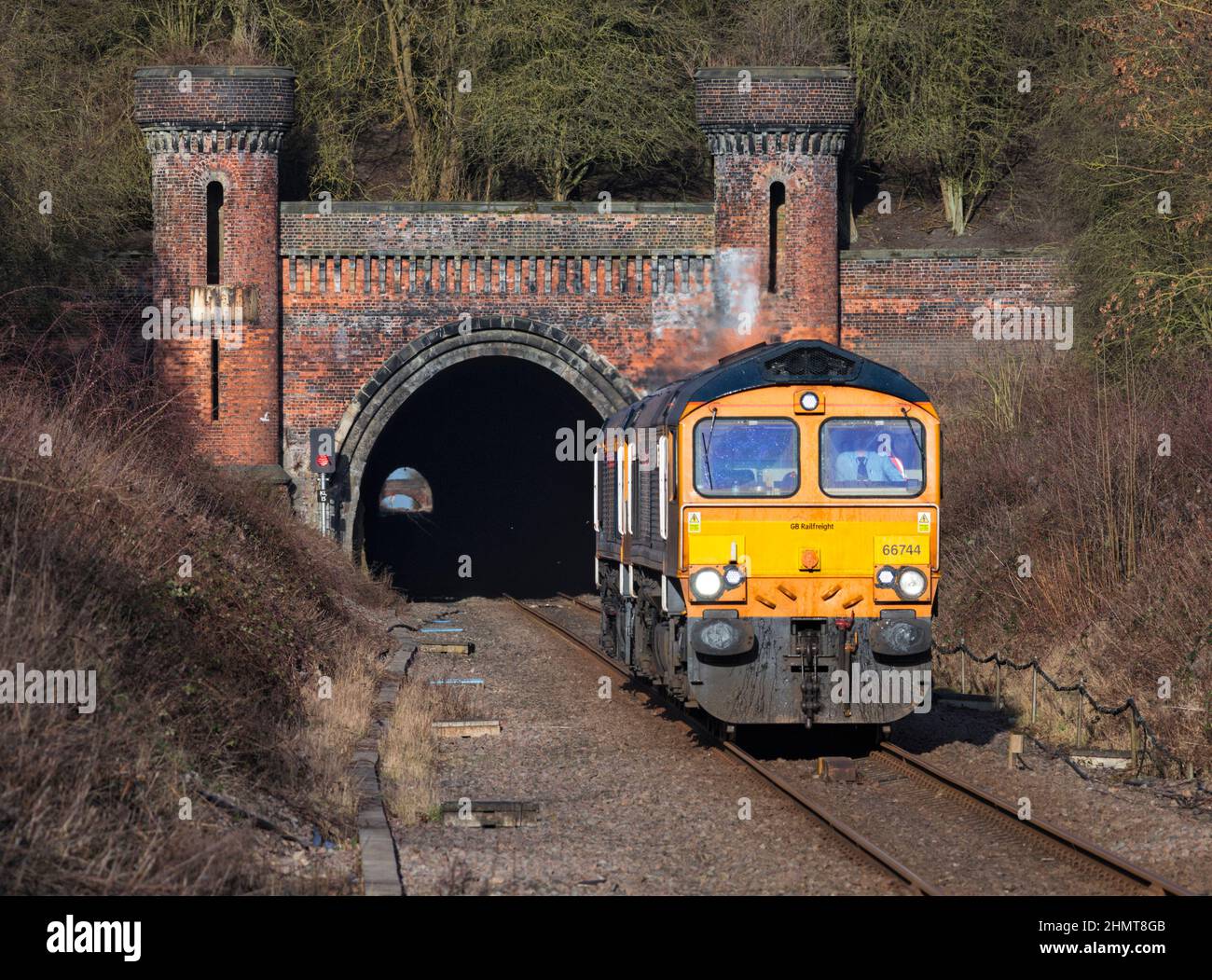 16/02/2019 Kirton Lindsey (linea Brigg, Lincolnshire) 66744 Crossrail + 66788 0D17 1446 Immingham Mineral Quay - Doncaster Down Decoy (tratto da un pub Foto Stock