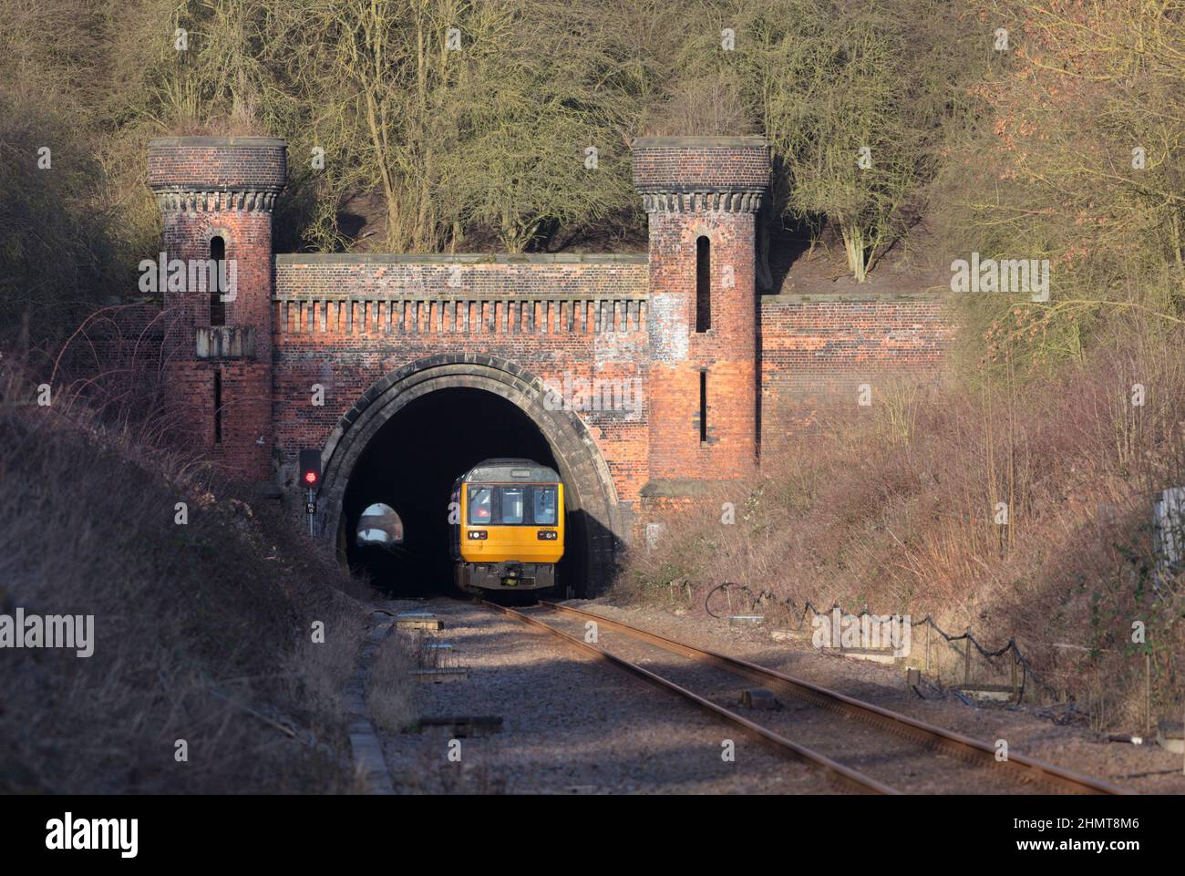 Ferrovia nord classe 142 pacer treno 142092 lasciando Kirton Lindsey tunnel sulla linea Brigg, Lincolnshire Foto Stock