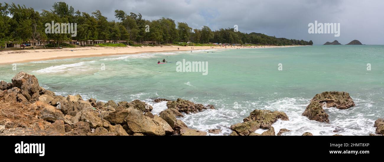 Vista panoramica della base dell'aeronautica militare AFB Beach Oahu Hawaii Islands sullo sfondo Foto Stock