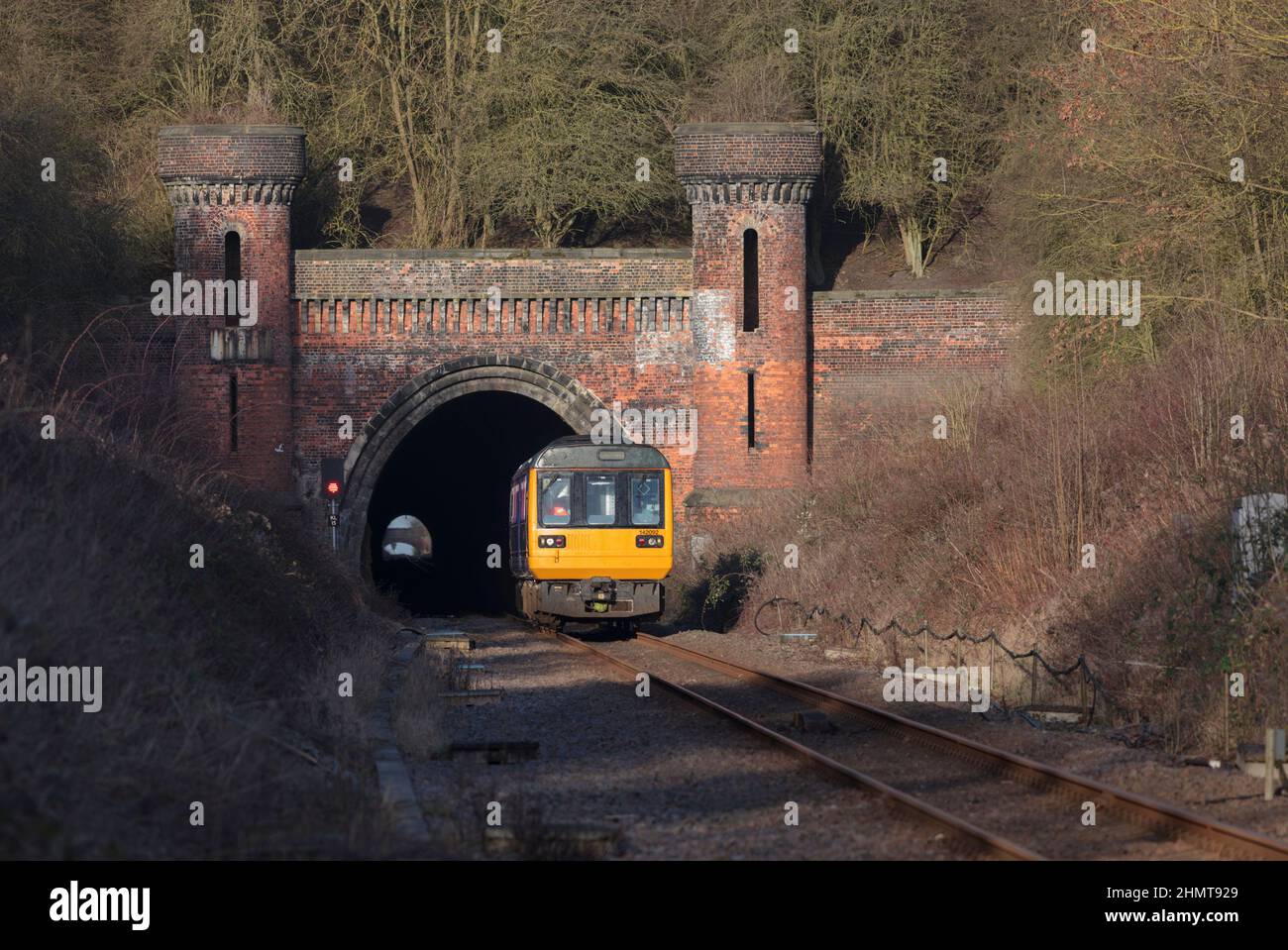 Ferrovia nord classe 142 pacer treno 142092 lasciando Kirton Lindsey tunnel sulla linea Brigg, Lincolnshire Foto Stock