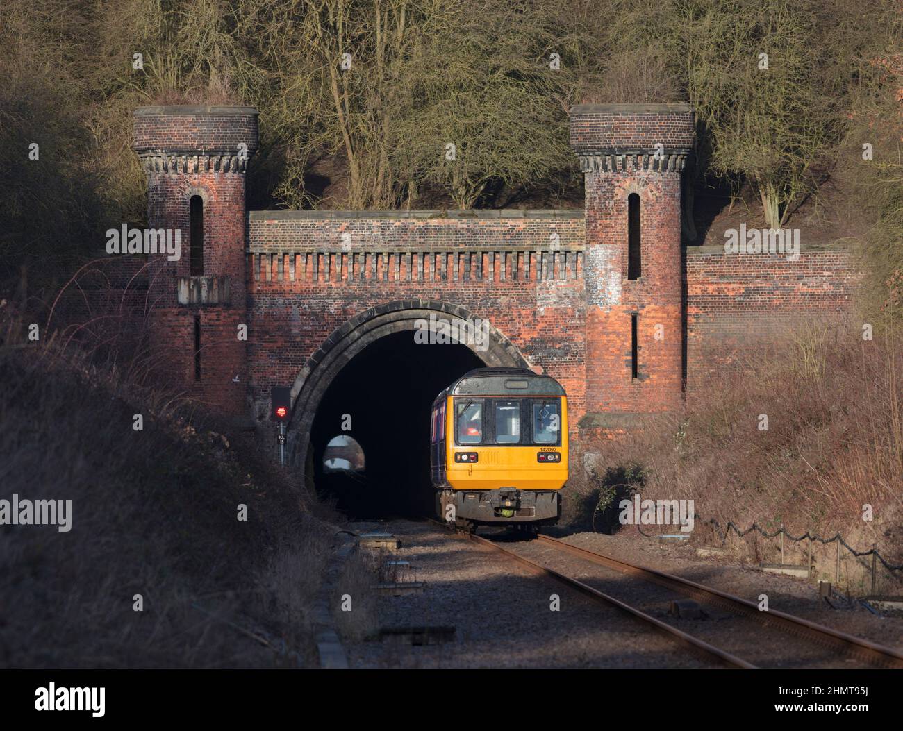 Ferrovia nord classe 142 pacer treno 142092 lasciando Kirton Lindsey tunnel sulla linea Brigg, Lincolnshire Foto Stock