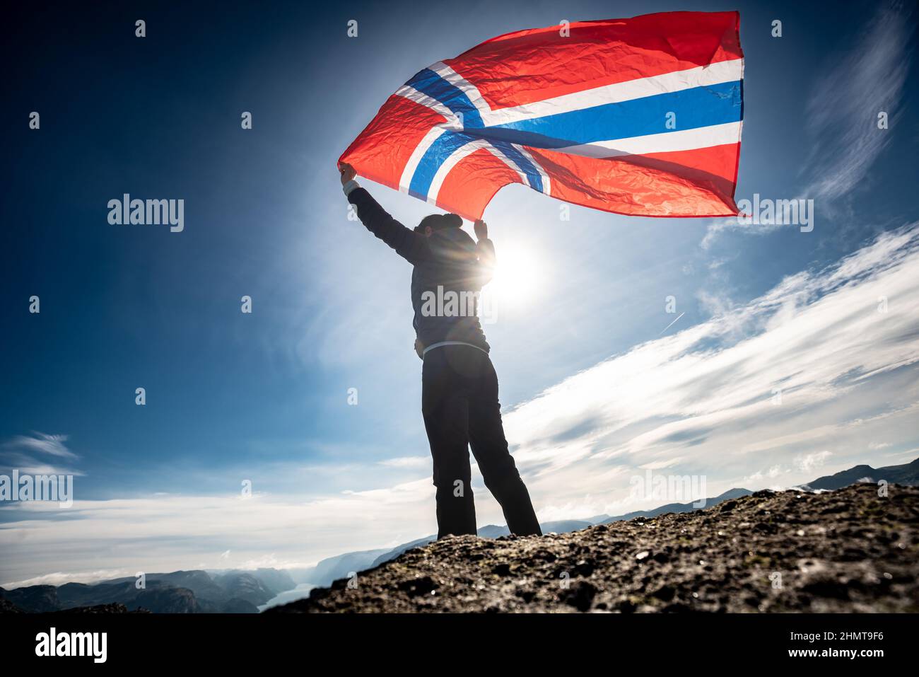 Donna con una sventola bandiera della Norvegia sullo sfondo della natura Foto Stock