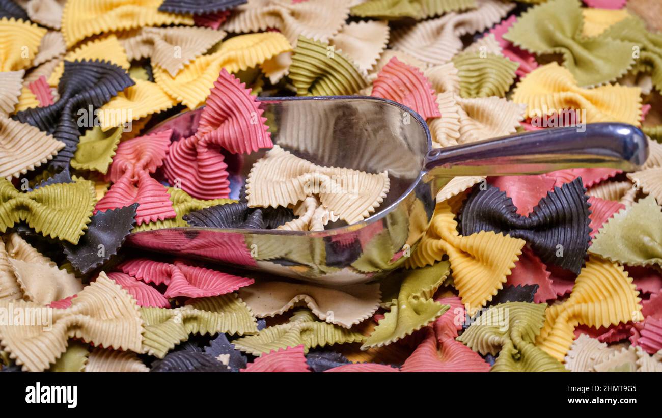 Farfalle Pasta con cravatta a prua colorata sullo sfondo della pasta. Foto Stock