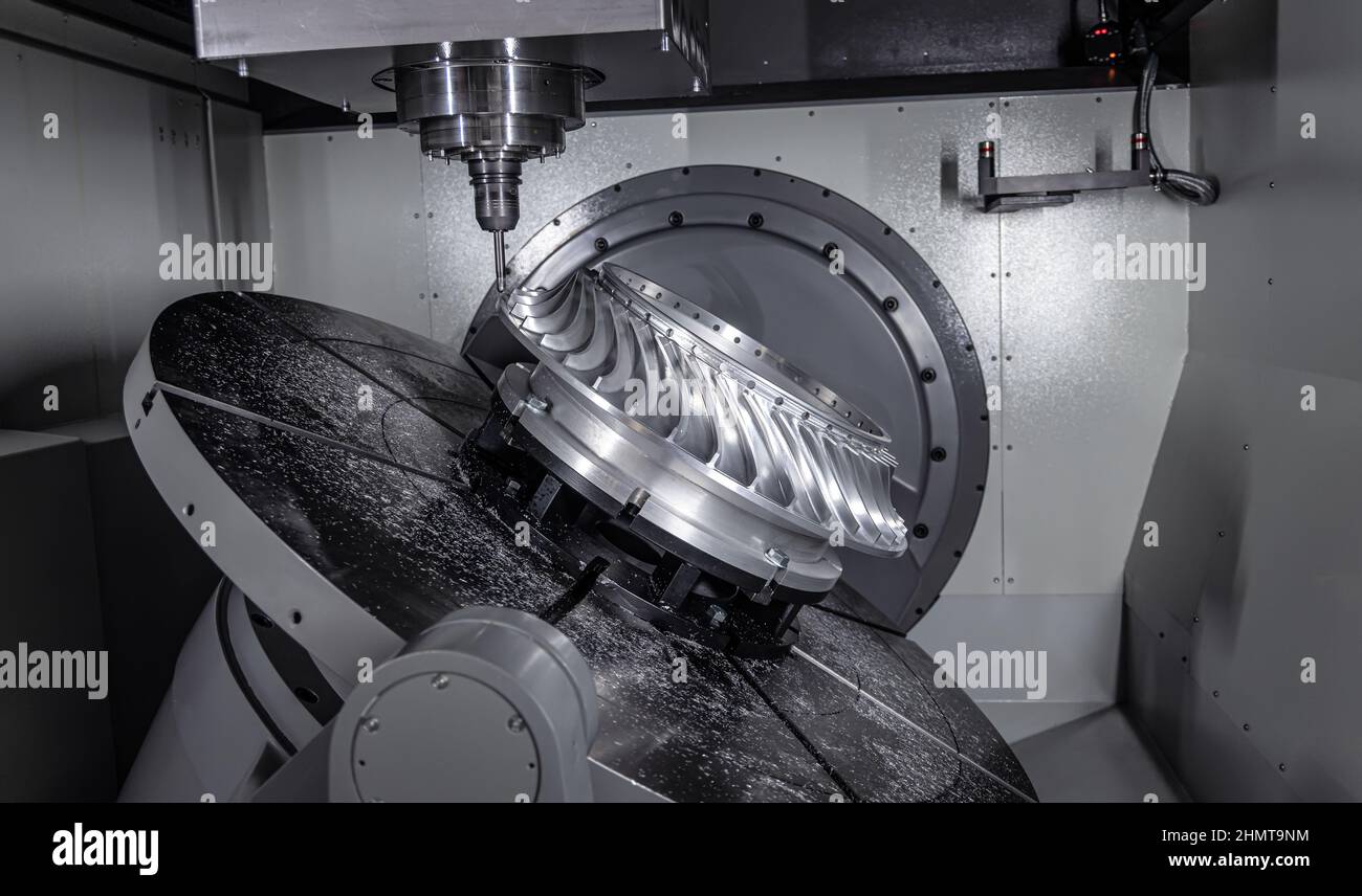 Lavorazione dei metalli macchina CNC. Il taglio di metallo moderna tecnologia di elaborazione. Piccole profondità di campo. Avvertenza - autentica ripresa in avvincenti condit Foto Stock
