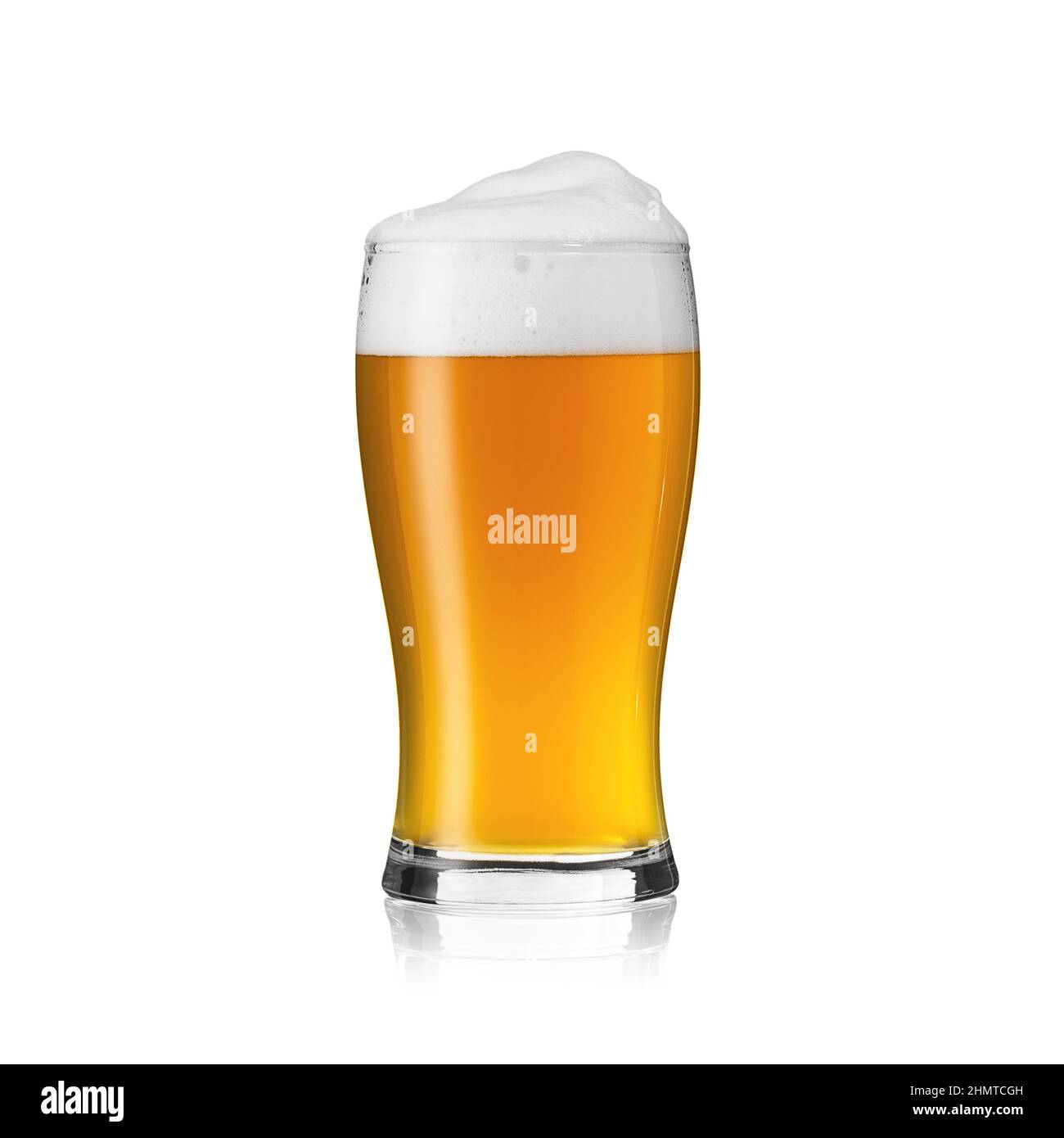 Bicchiere di birra con la schiuma di birra corona Golden party alcol ritaglio birreria su sfondo bianco birra, schiuma, corona, vetro, astratto, alcol, bar, orzo, baia Foto Stock