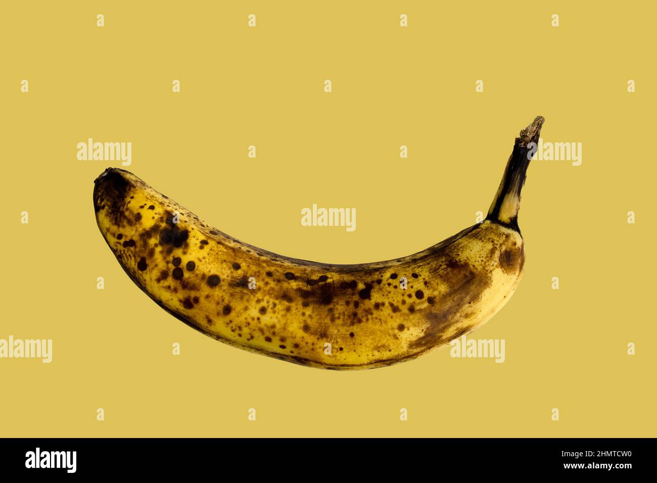 Banana gialla matura isolata su sfondo giallo Foto Stock