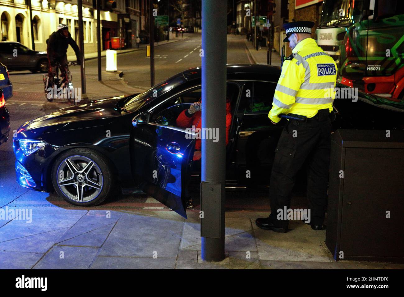 Londra (UK),11.02.2022: La polizia in gran numero ha un ANPR - riconoscimento targa - operazione sting su New Cross Road nel sud-est di Londra in h Foto Stock