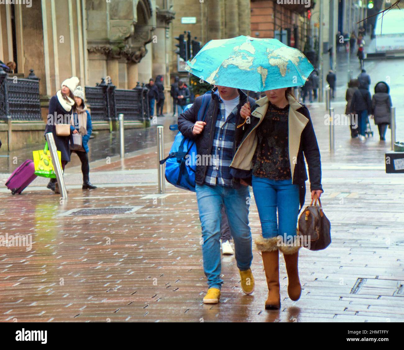 Glasgow, Scozia, Regno Unito 12th febbraio 2022. Tempo UK: La pioggia è tornata con venti alti come il tempo grigio ha visto gli ombrelloni appaiono in tutta la città tra le inondazioni e la vita conviviale. Credit Gerard Ferry/Alamy Live News Foto Stock