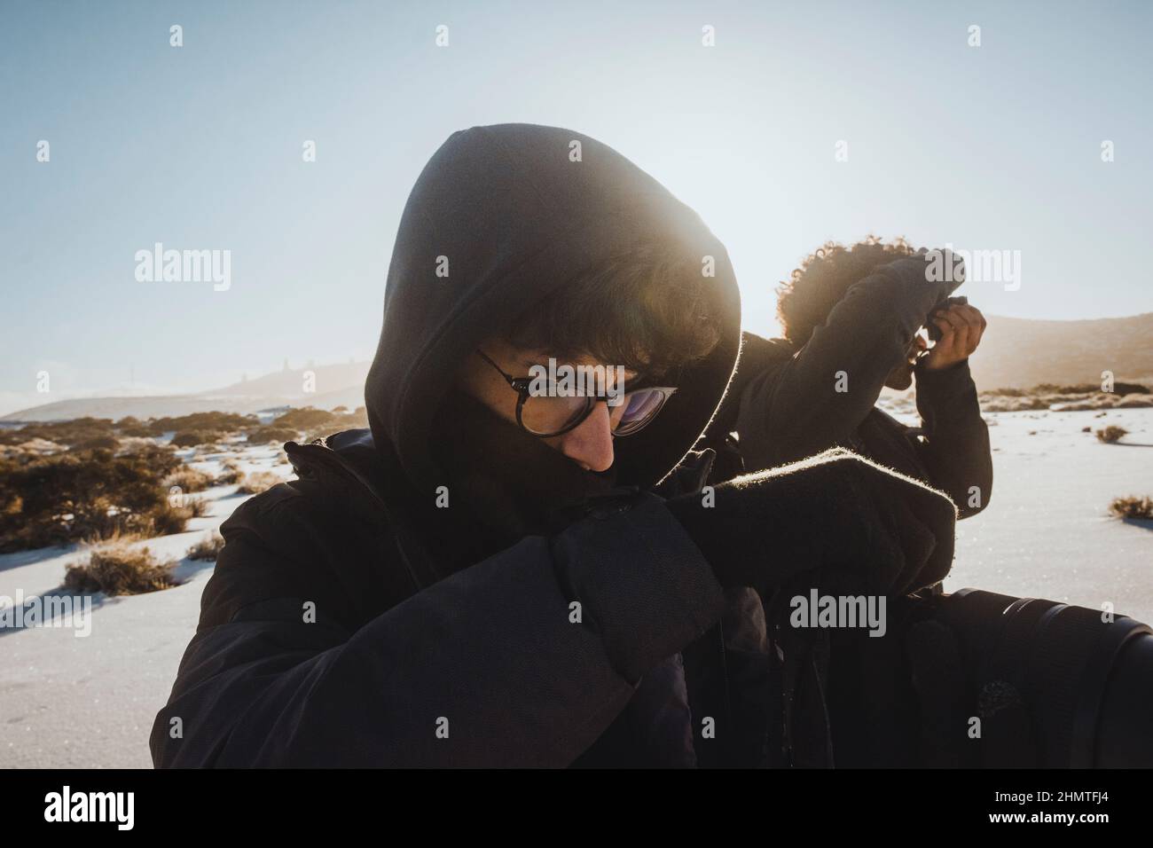 Due amici che scattano foto sulla neve Foto Stock