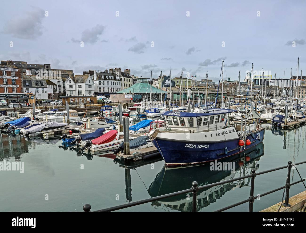 Plymouth Sutton Harbour, bacino interno, yacht a riposo in un rifugio sicuro. In primo piano il vaso di ricerca MBA Seppia. Foto Stock