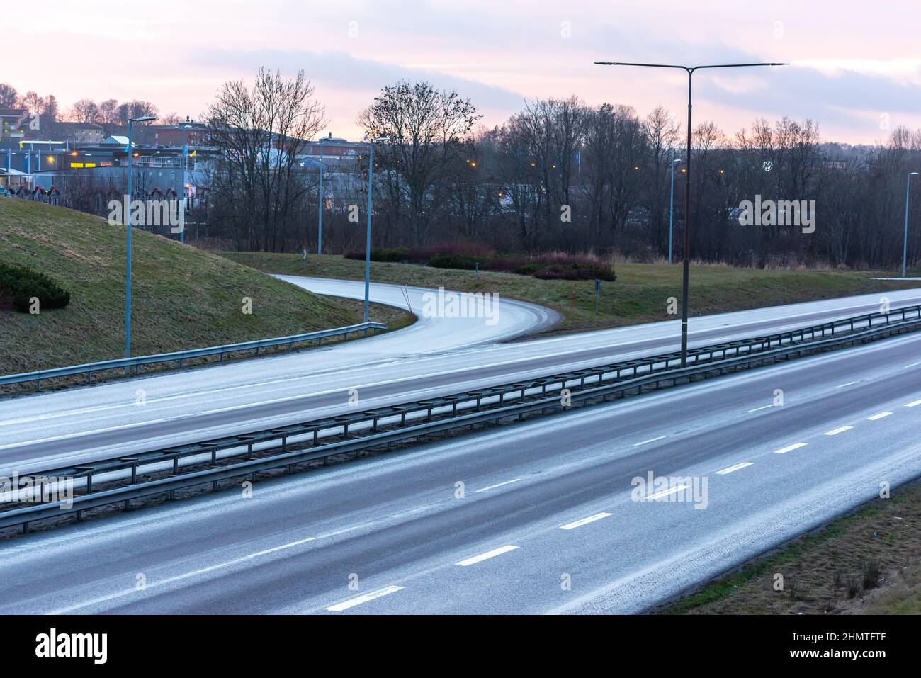 Gothenburg, Svezia - Gennaio 16 2022: Curva stretta di un'autostrada sulla rampa Foto Stock