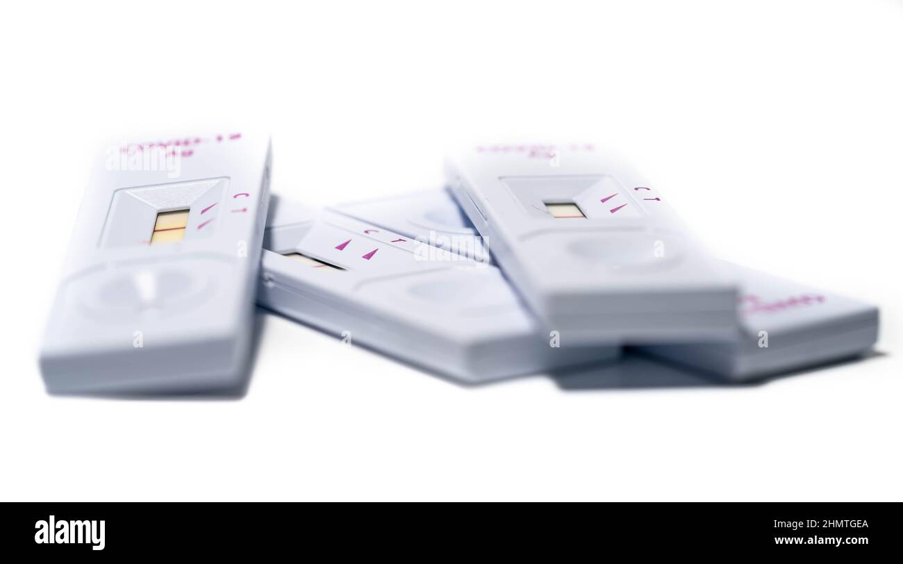 kit per test antigenici usati. smaltimento corretto dei kit per test antigenici con esito positivo Foto Stock