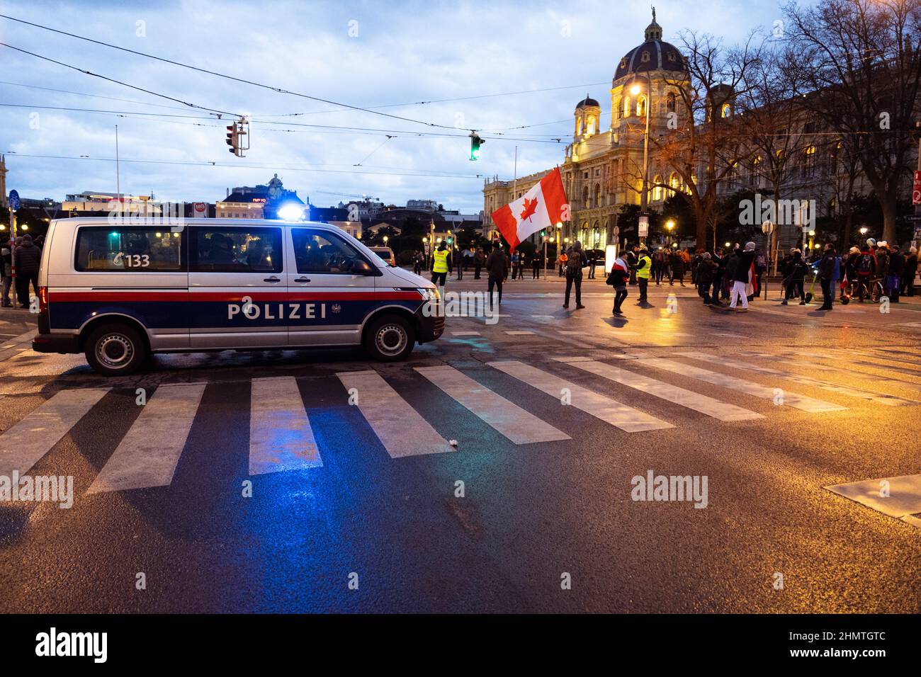 Vienna, Austria. 11th Feb 2022. I camionisti e i proprietari di automobili protestano contro le restrizioni della corona a Vienna, in Austria. Nonostante sia stata vietata dalla polizia, la manifestazione ha avuto luogo il 11/02/22. A partire dal 01 febbraio 2022 il parlamento austriaco ha approvato una normativa che prevede l'obbligo di rendere obbligatori i vaccini. Usando i convogli come forma di protesta contro le restrizioni corona è diventato popolare dopo una protesta simile in Canada. Oltre ad Austria, Francia e Belgio hanno vietato le proteste. Credit: GEORG GASSAUER/Alamy Live News Foto Stock