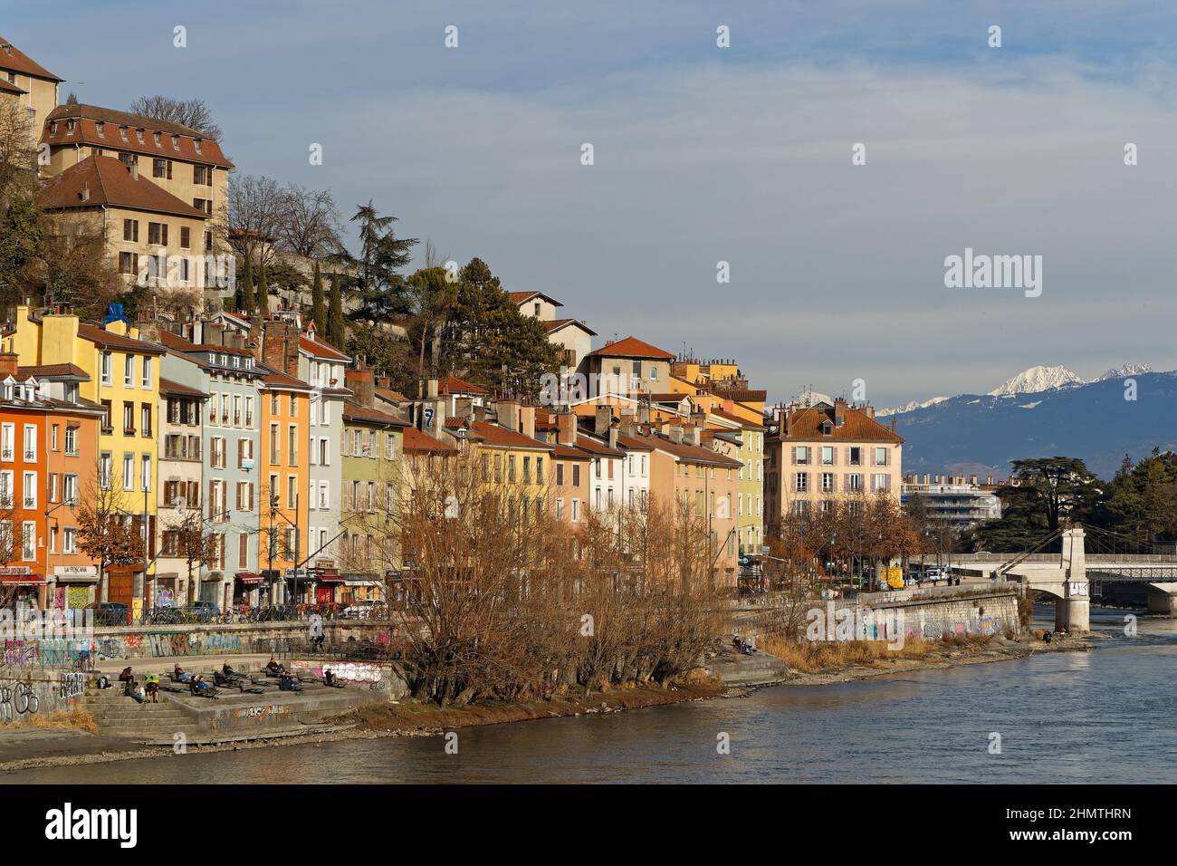 GRENOBLE, FRANCIA, 3 febbraio 2022 : Città Vecchia sulle rive del fiume Isere. Foto Stock