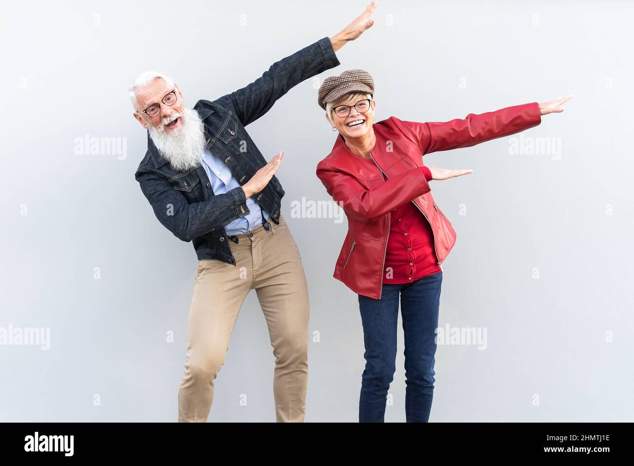 Coppia anziana felice e alla moda divertirsi all'aperto Foto Stock