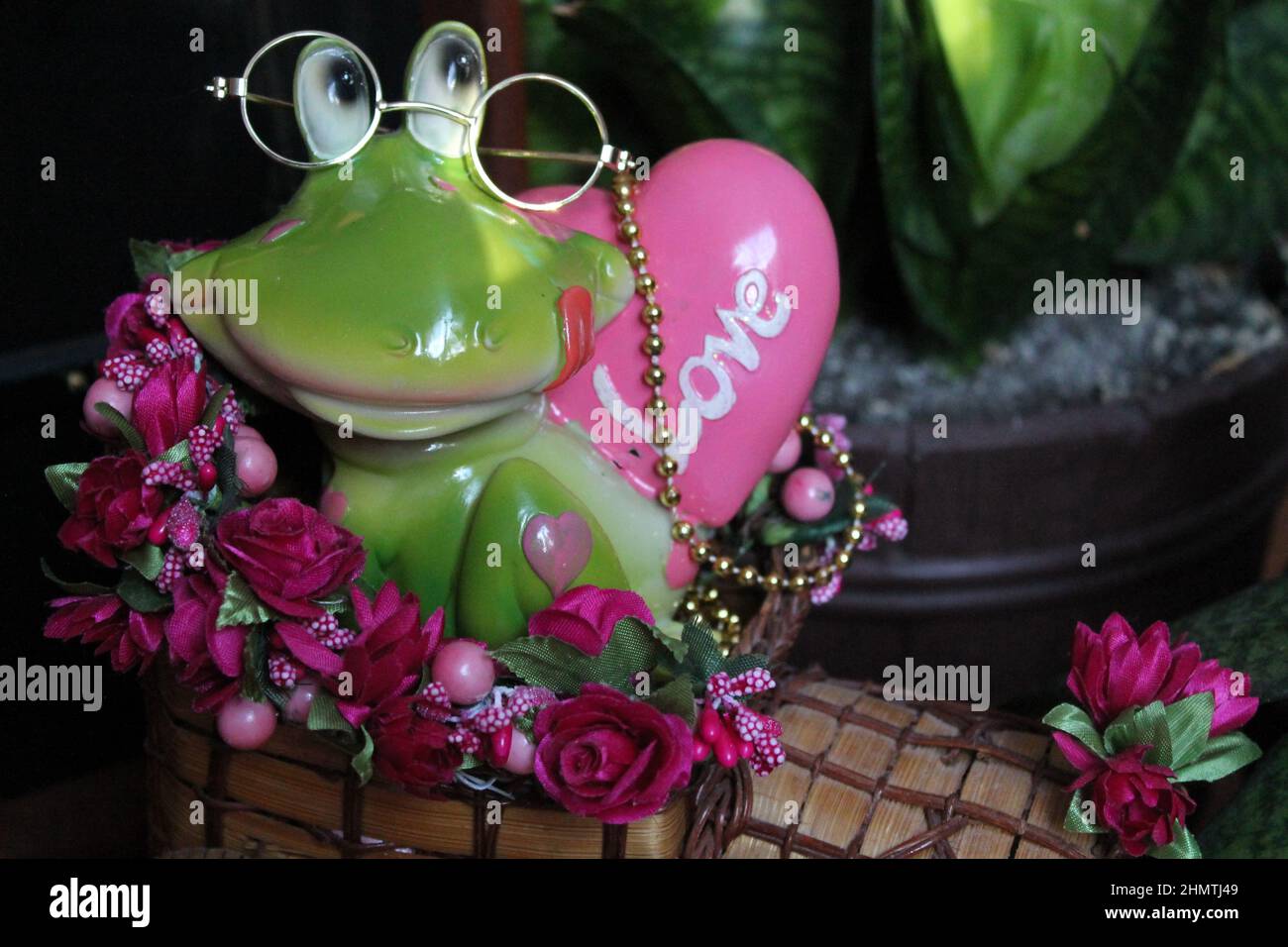 grande rana verde con cuore rosa bel regalo per san valentino Foto Stock