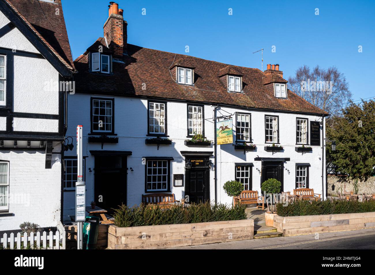 Il pub Running Horses nel villaggio di Mickleham, Surrey, Inghilterra, Regno Unito, un 16th Century inn Foto Stock