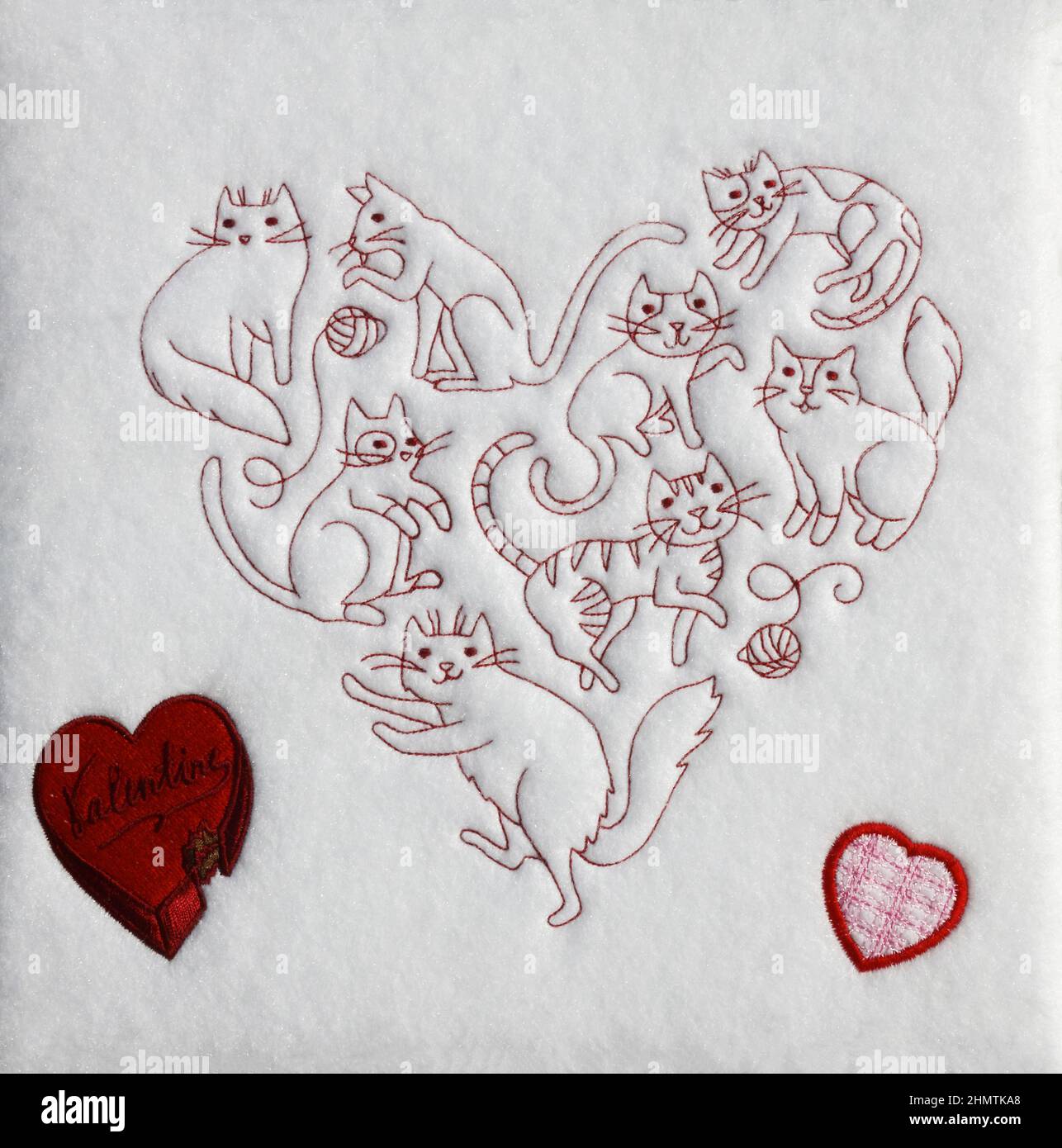 Cuore di gatti, ricamo, tessuto in feltro bianco, tema San Valentino, 2 cuori rossi, vacanza, artigianato, carino, cucire, abilità, PR Foto Stock