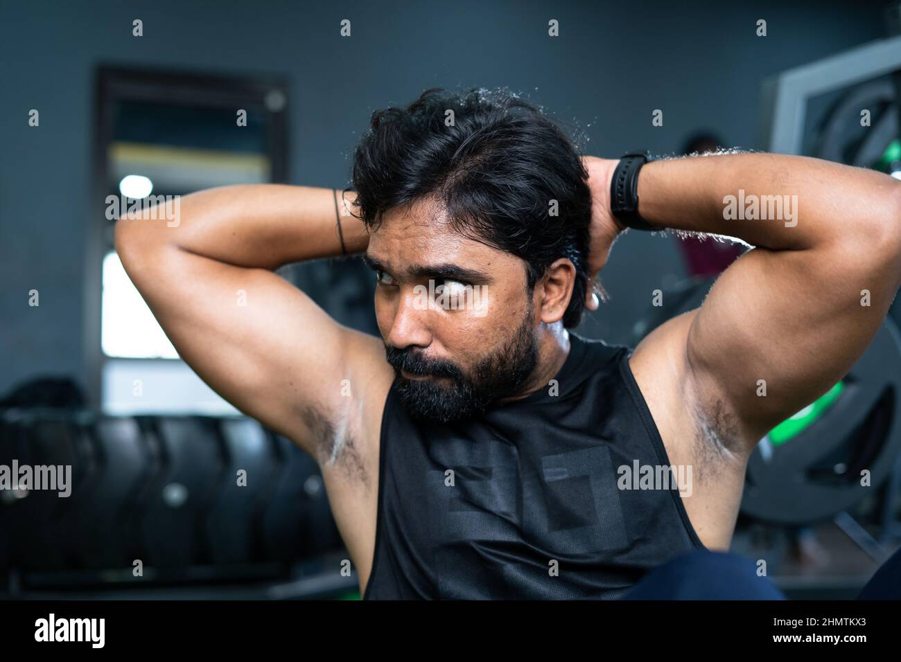 Giovane uomo in palestra facendo Crunch allenamento per lo stomaco piatto - concetto di bruciare calorie, costruire sei pacchi e fitness Foto Stock