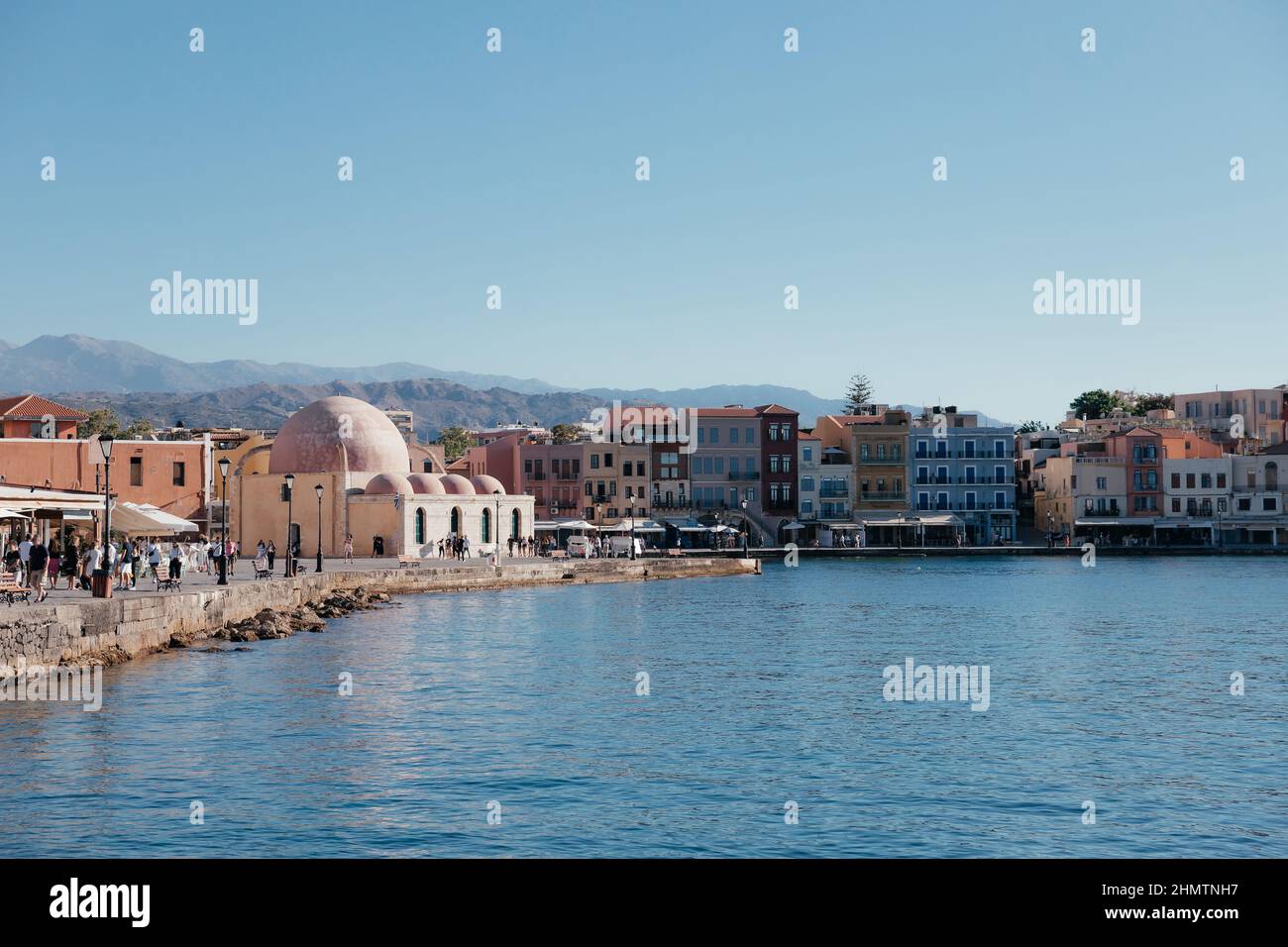 Edifici colorati e moschea nel vecchio porto veneziano della città di Chania sull'isola di Creta, in Grecia. Janissaries o Kioutsouk Hassan Moschea. Moschea turca Foto Stock