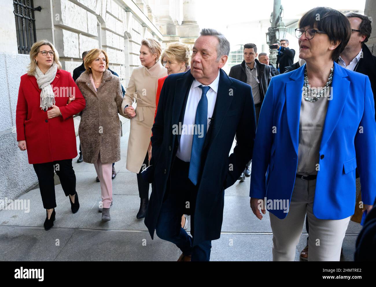 Berlino, Germania. 12th Feb 2022. 12 febbraio 2022, Berlino: Anke Rehlinger (l-r, primo candidato SPD alle elezioni di Stato di quest'anno in Saarland), Malu Dreyer (SPD), Presidente del Ministro Rhineland-Palatinate, Manuela Schwesig (SPD), Presidente del Ministro Meclemburgo-Pomerania occidentale, Franziska Giffey (SPD), Sindaco di Berlino e della cantante di Berlino, nonché presidente della Sairkia e della Sakia e della Sairen, presidente della Sakia e della Sakia, nonché della Sakia e della Sakia Arriva alla riunione del gruppo parlamentare del DOCUP nel Bundestag tedesco. La domenica (dal 13, 2022), un nuovo capo di Stato sarà eletto dall'Assemblea federale nel Bundestag tedesco. Presidente Stei Foto Stock