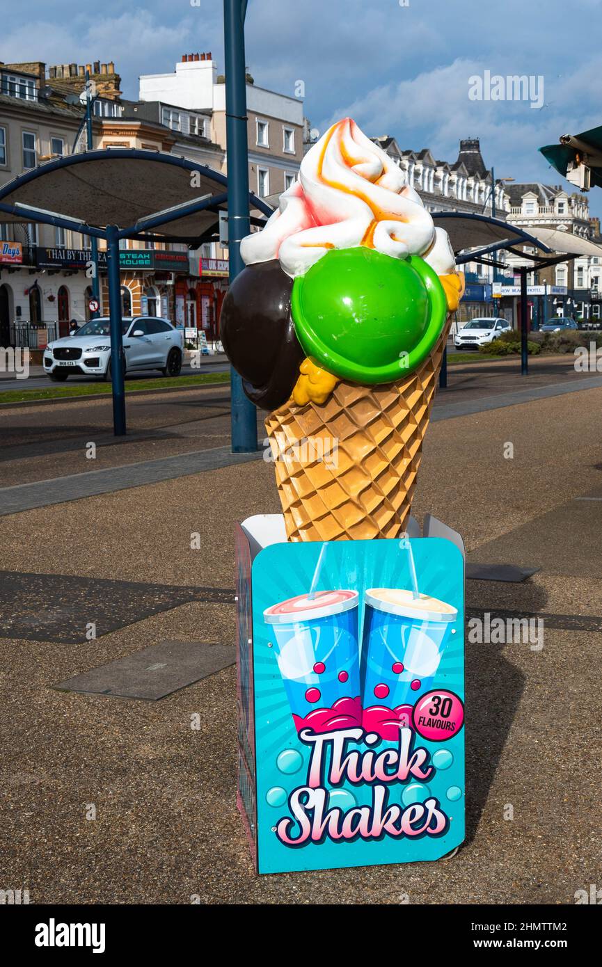 Grande cono gelato che fa pubblicità a tutti i tipi di coni gelato sulla parte anteriore a Great Yarmouth Norfolk in un giorno di inverni Foto Stock