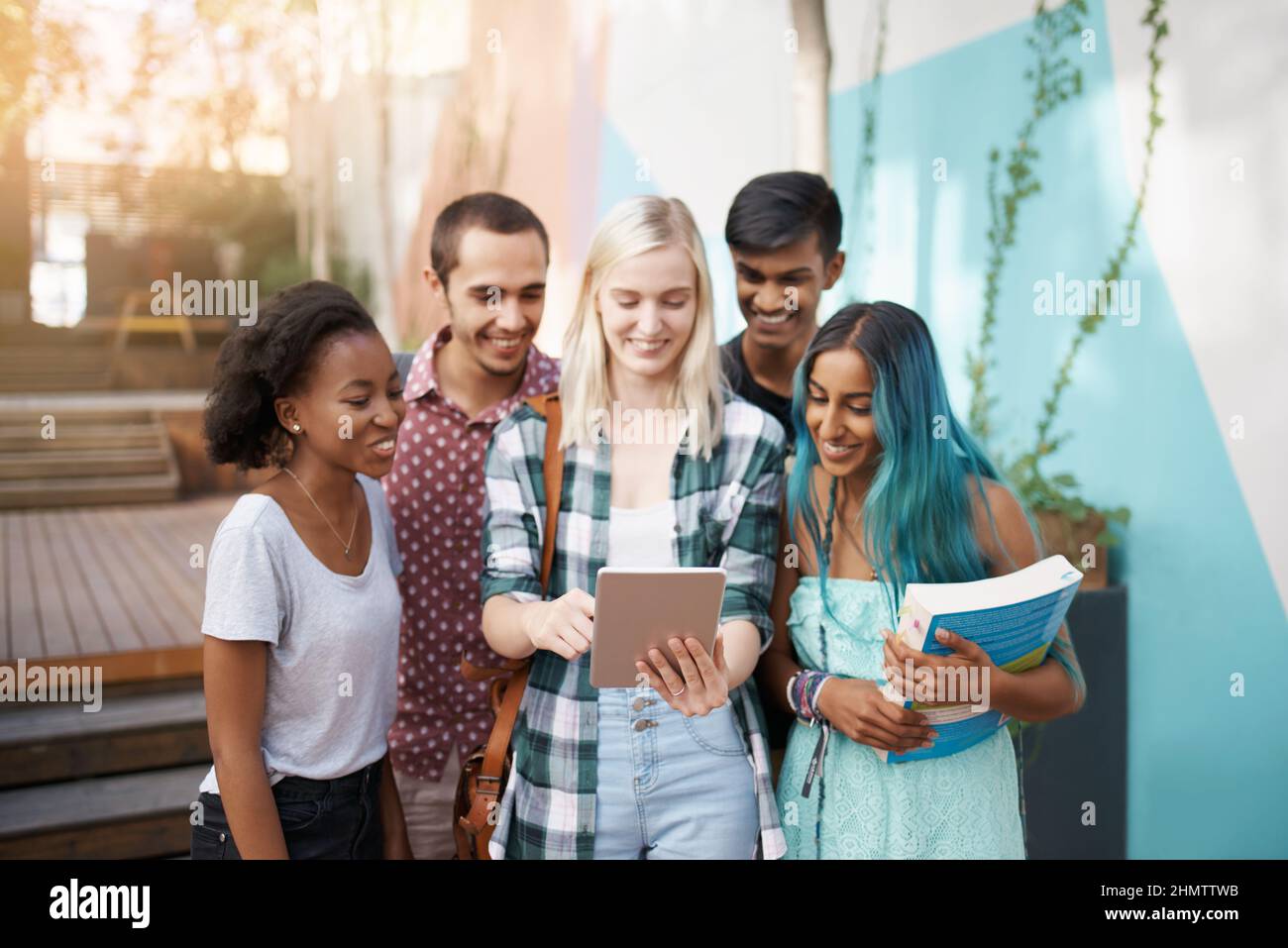 Quando si tratta di vita studentesca, condividere le informazioni Foto Stock