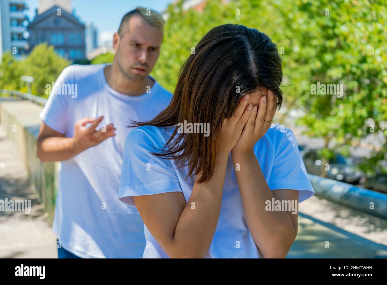 Giovane coppia latina o matrimonio discutere. L'uomo rimprovera la donna in primo piano e lei copre il suo volto piangendo. Concetto di lotta, heartbreak, s Foto Stock