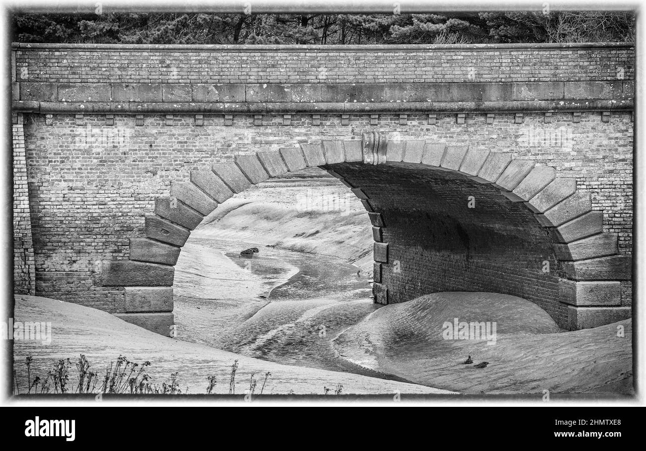 Trattamento bianco e nero del ponte ad arco sabbioso a Shoreham by Sea England Foto Stock