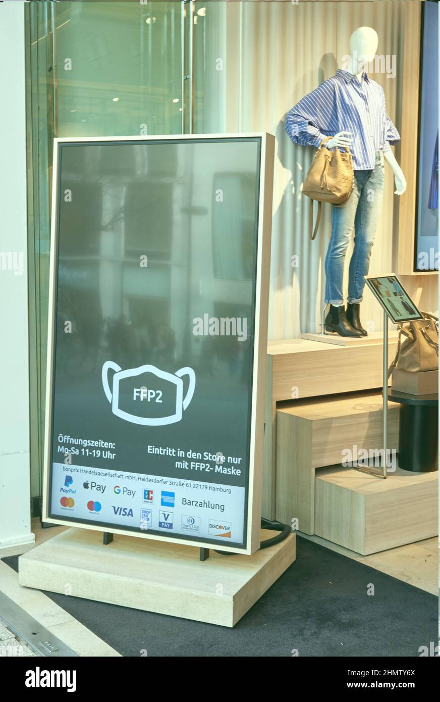 Amburgo, Germania. 12th Feb 2022. All'ingresso di un negozio Bonprix, c'è  uno schermo con l'iscrizione: 'Ingresso al negozio solo con FFP2 maschera'.  Amburgo ha ribaltato la regola del 2G nel settore retail.
