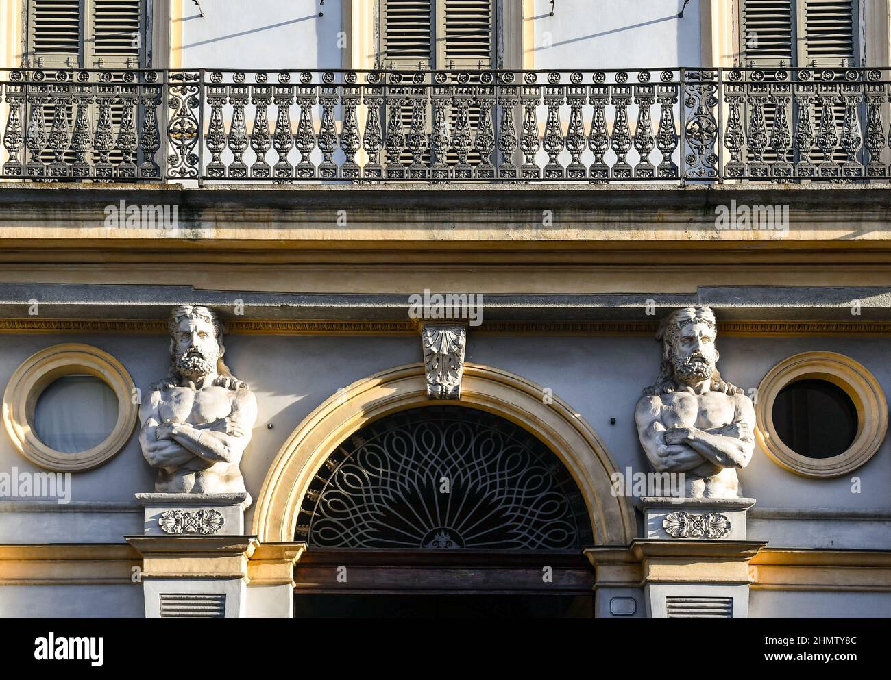 Facciata di un antico palazzo con telamoni di Ercole con la pelle del leone Nemeo ai lati della porta d'ingresso, Torino, Piemonte, Italia Foto Stock