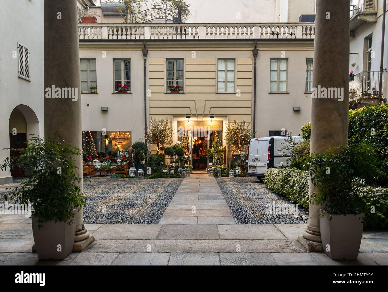 Un negozio di fiori con molte piante in vaso esposto sul fronte nel cortile  di un antico palazzo nel centro storico di Torino, Piemonte, Italia Foto  stock - Alamy