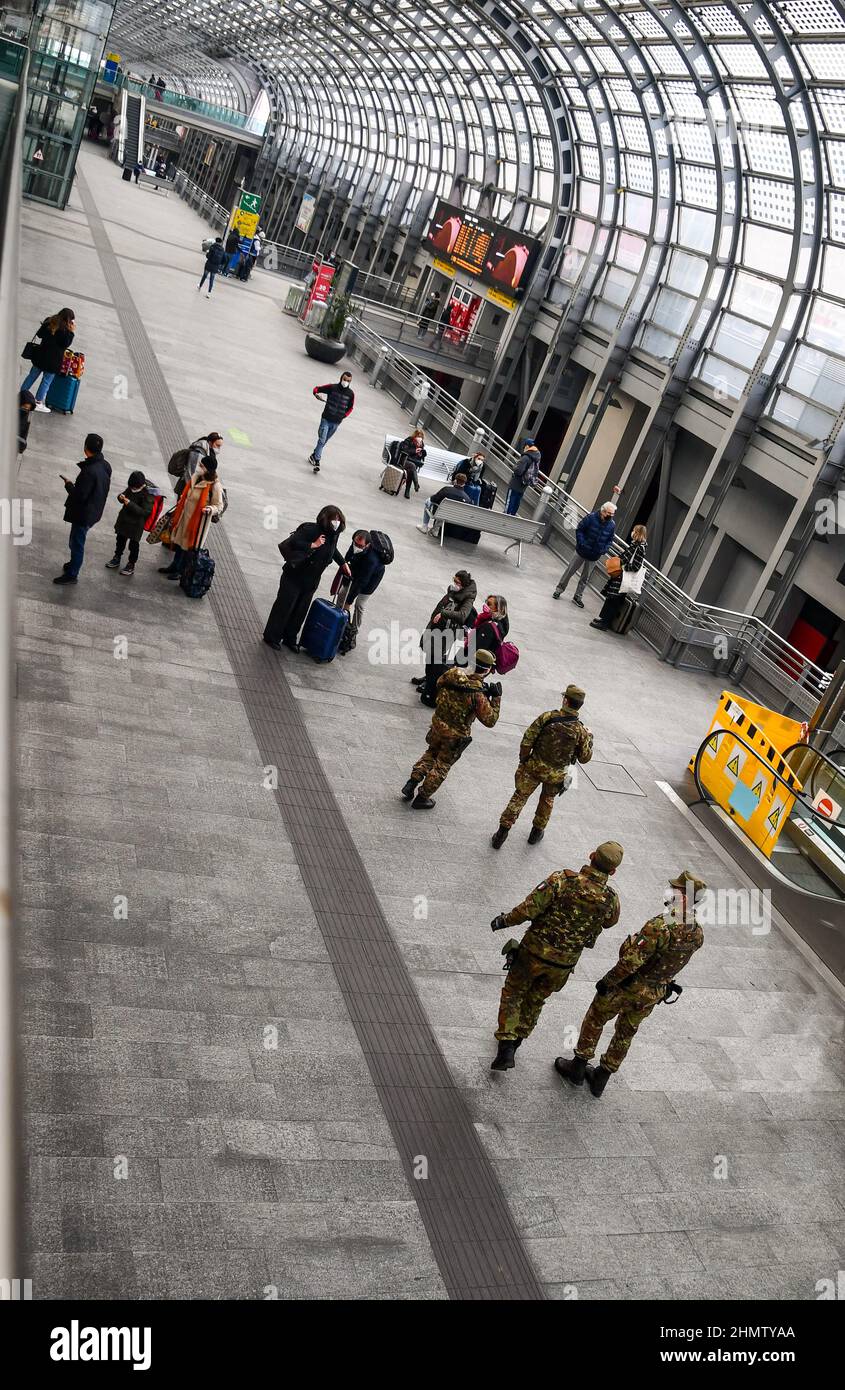 Vista ad alto angolo di un piccolo gruppo di soldati che pattuglia la stazione metropolitana di porta Susa, Torino, Piemonte, Italia Foto Stock