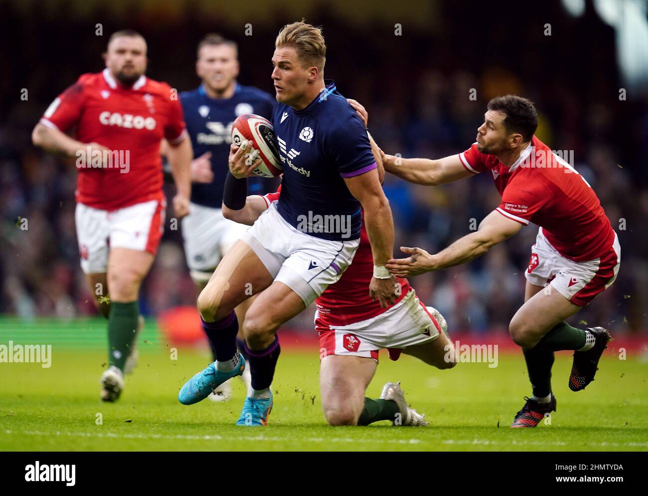 Tomos Williams e Dan Biggar del Galles affrontano Duhan van der Merwe della Scozia durante la partita Guinness Six Nations al Principality Stadium di Cardiff. Data foto: Sabato 12 febbraio 2022. Foto Stock