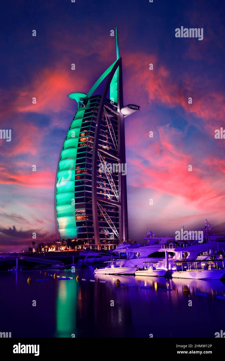 Luxushotel Burj al Arab bei Nacht, Jumeirah Beach, Dubai, Vereinigte Arabische Emirato, Naher Osten, Asien Foto Stock