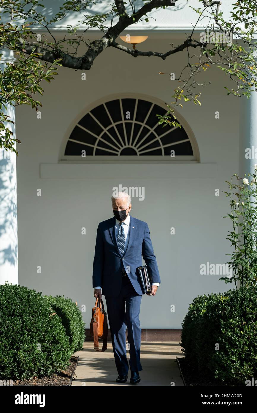 Il presidente Joe Biden cammina attraverso il Giardino delle Rose, martedì 28 settembre 2021, sulla sua strada per l'Ufficio ovale. (Foto ufficiale della Casa Bianca di Adam Schultz) Foto Stock