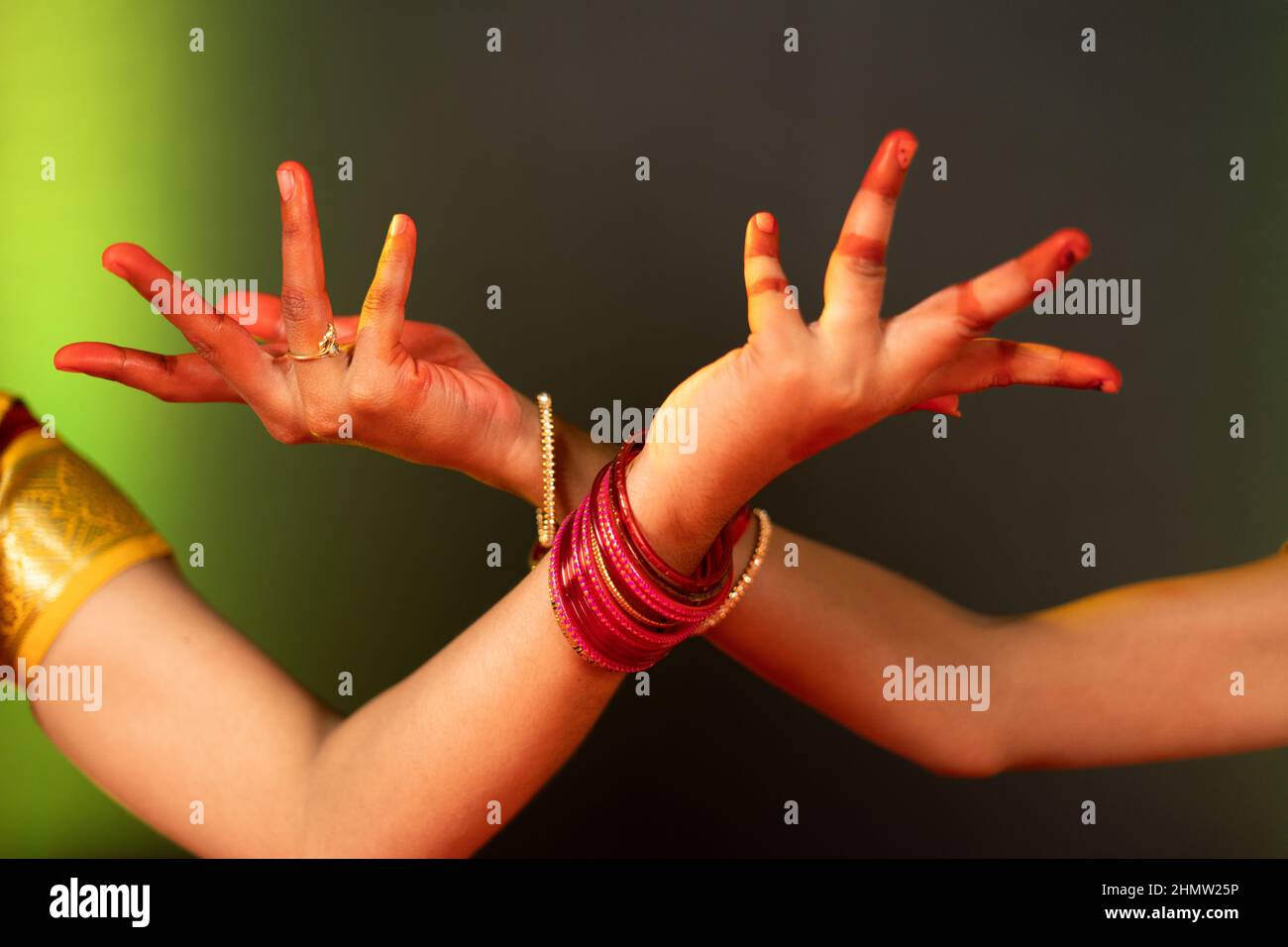 Primo piano le mani del ballerino del bharatanatyam che mostrano la forma o il gesto della mano di Avahittha hasta - concetto della danza classica, dell'arte tradizionale e del bharatanatyam Foto Stock