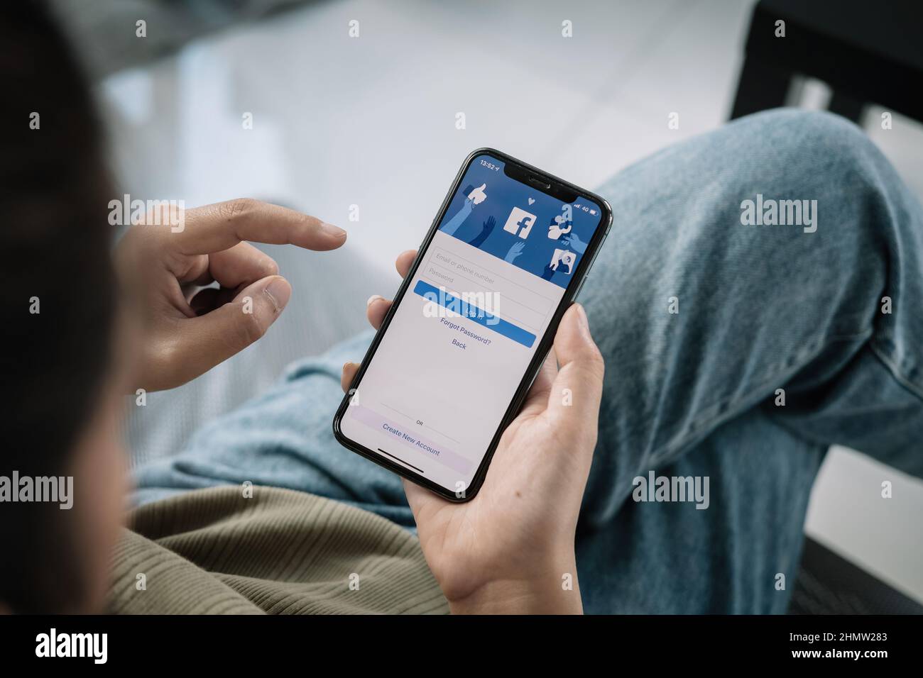 CHIANG mai, THAILANDIA - 12 FEBBRAIO 2022: Logo dell'app di social media Facebook sul log-in, pagina di registrazione di iscrizione sullo schermo dell'app mobile su iPhone X di persona Foto Stock